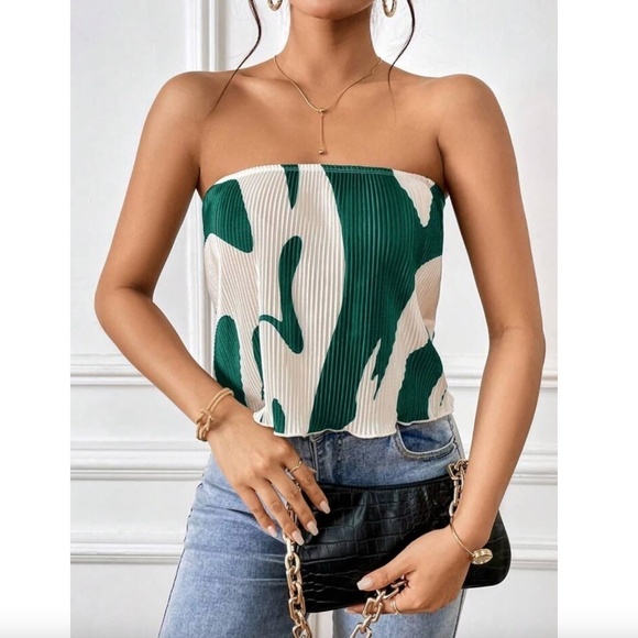 Tops - ⚠️CLEARANCE $5⚠️ Green Graphic Print Tube Top